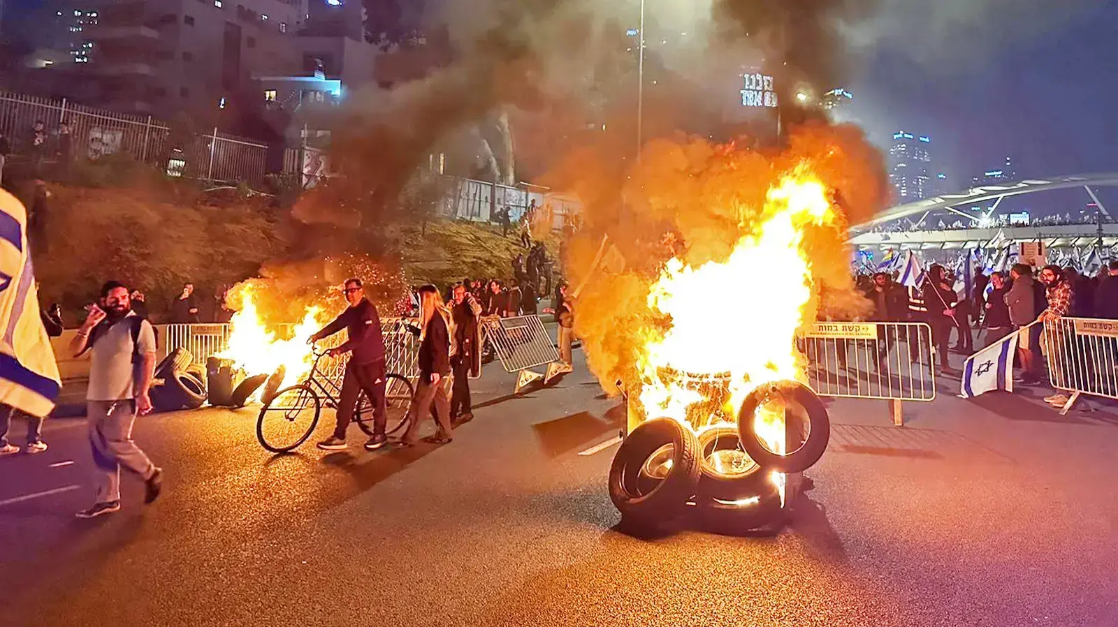 לאחר פיטורי השר גלנט יותר מאלף מפגינים הגיעו למחלף השלום. 26 במרץ 2023 לאחר פיטורי השר גלנט יותר מאלף מפגינים הגיעו למחלף השלום. 26 במרץ 2023
