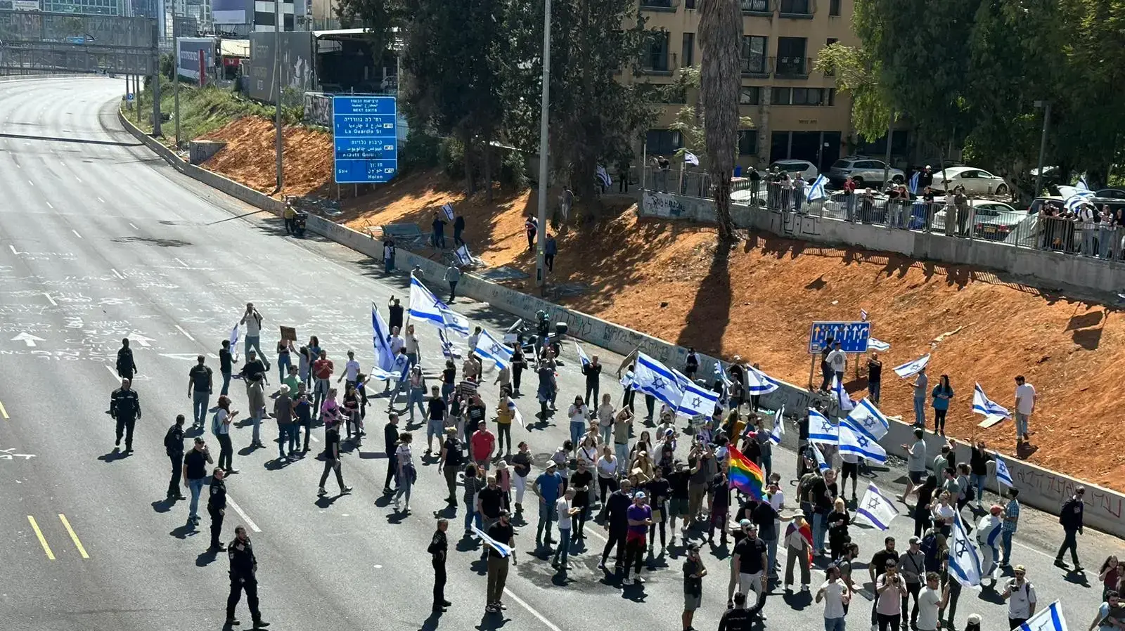 הפגנה נגד המהפכה המשפטית דרך השלום, תל אביב. 27 במרץ 2023 הפגנה נגד המהפכה המשפטית דרך השלום, תל אביב. 27 במרץ 2023
