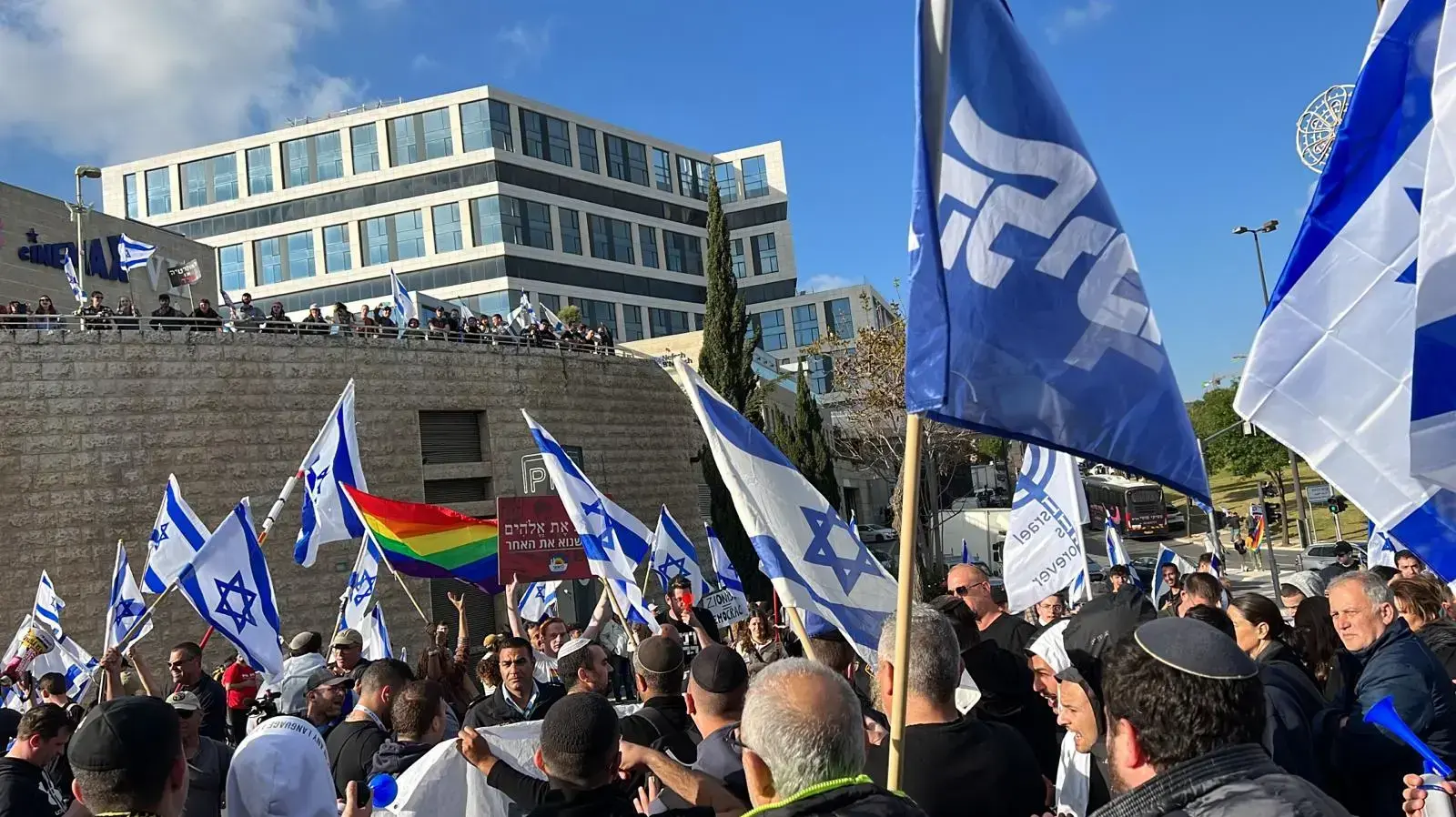 תומכי ומתנגדי המהפכה המשפטית באותו המקום בירושלים. 27 במרץ 2023 תומכי ומתנגדי המהפכה המשפטית באותו המקום בירושלים. 27 במרץ 2023