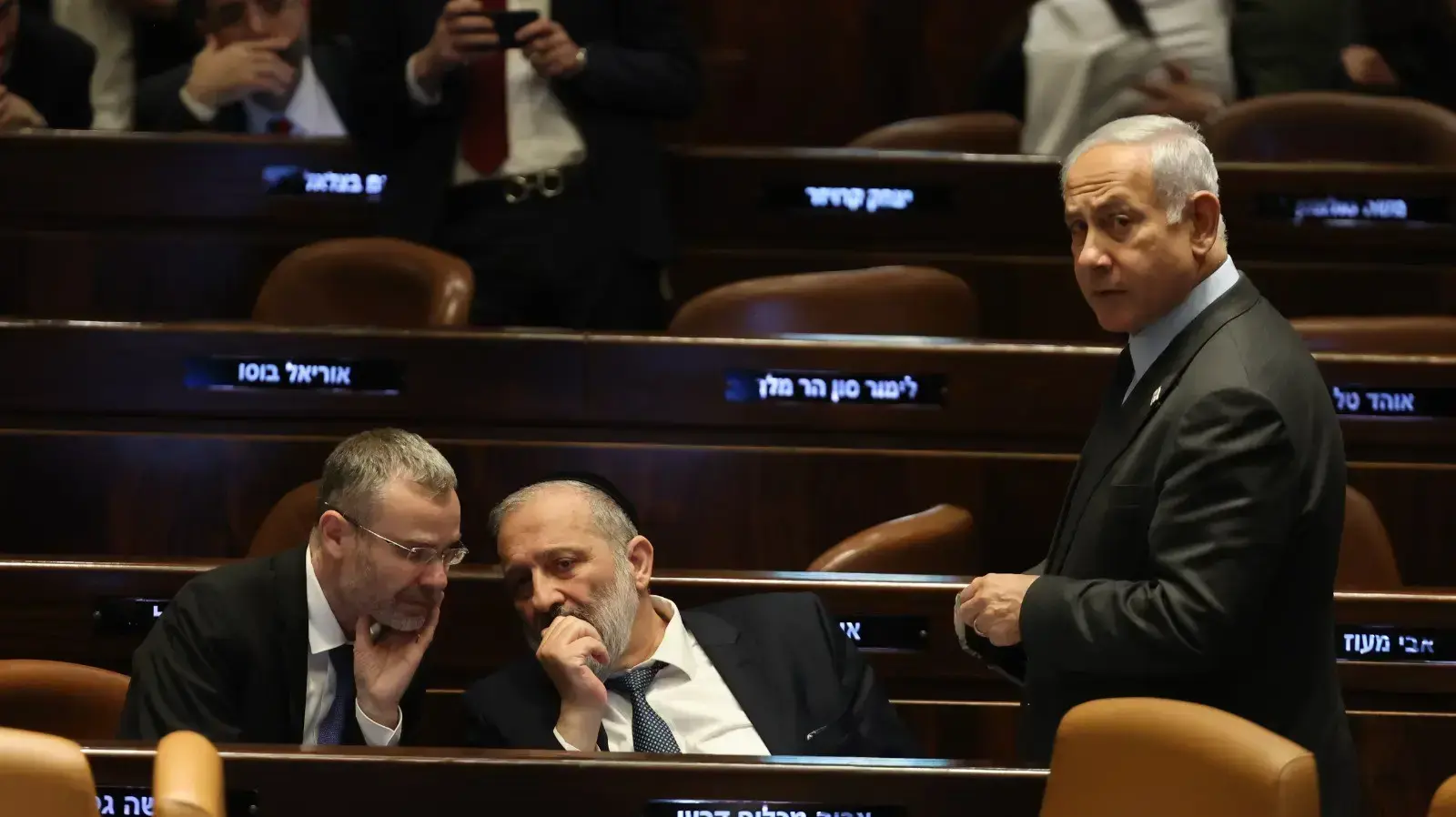 ראש הממשלה בנימין נתניהו ושר המשפטים יריב לוין, אריה דרעי, בדיון במליאת הכנסת, 27 במרץ 2023