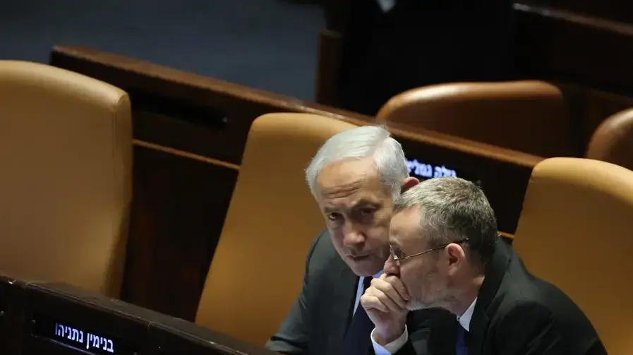 ראש הממשלה בנימין נתניהו ושר המשפטים יריב לוין בדיון במליאת הכנסת, 27 במרץ 2023