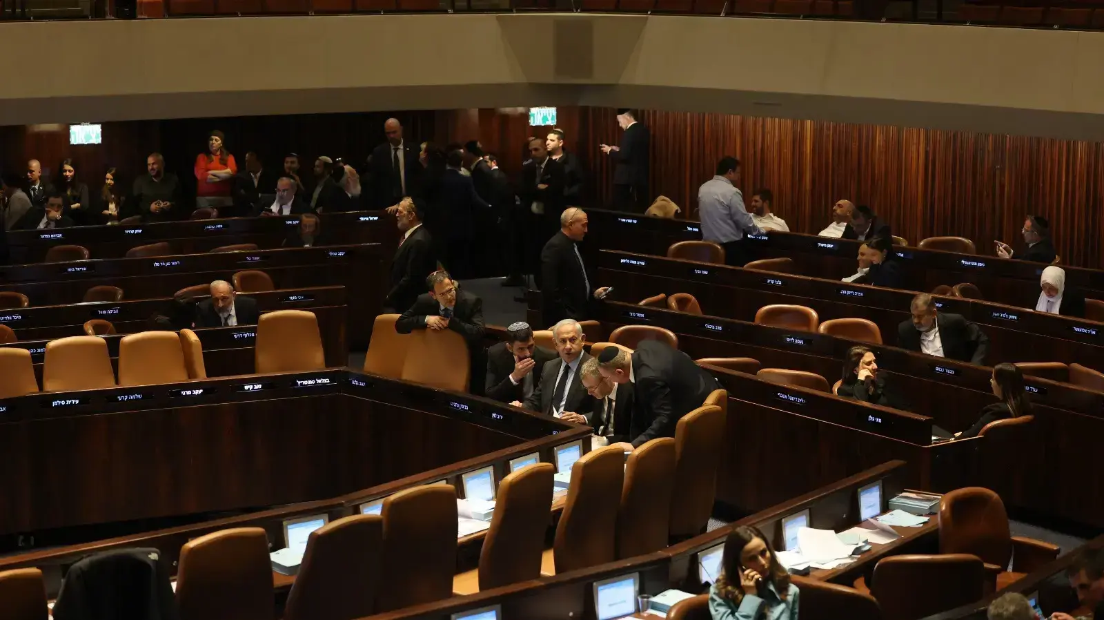 ראש הממשלה בנימין נתניהו ושר המשפטים יריב לוין, אריה דרעי, בדיון במליאת הכנסת, 27 במרץ 2023