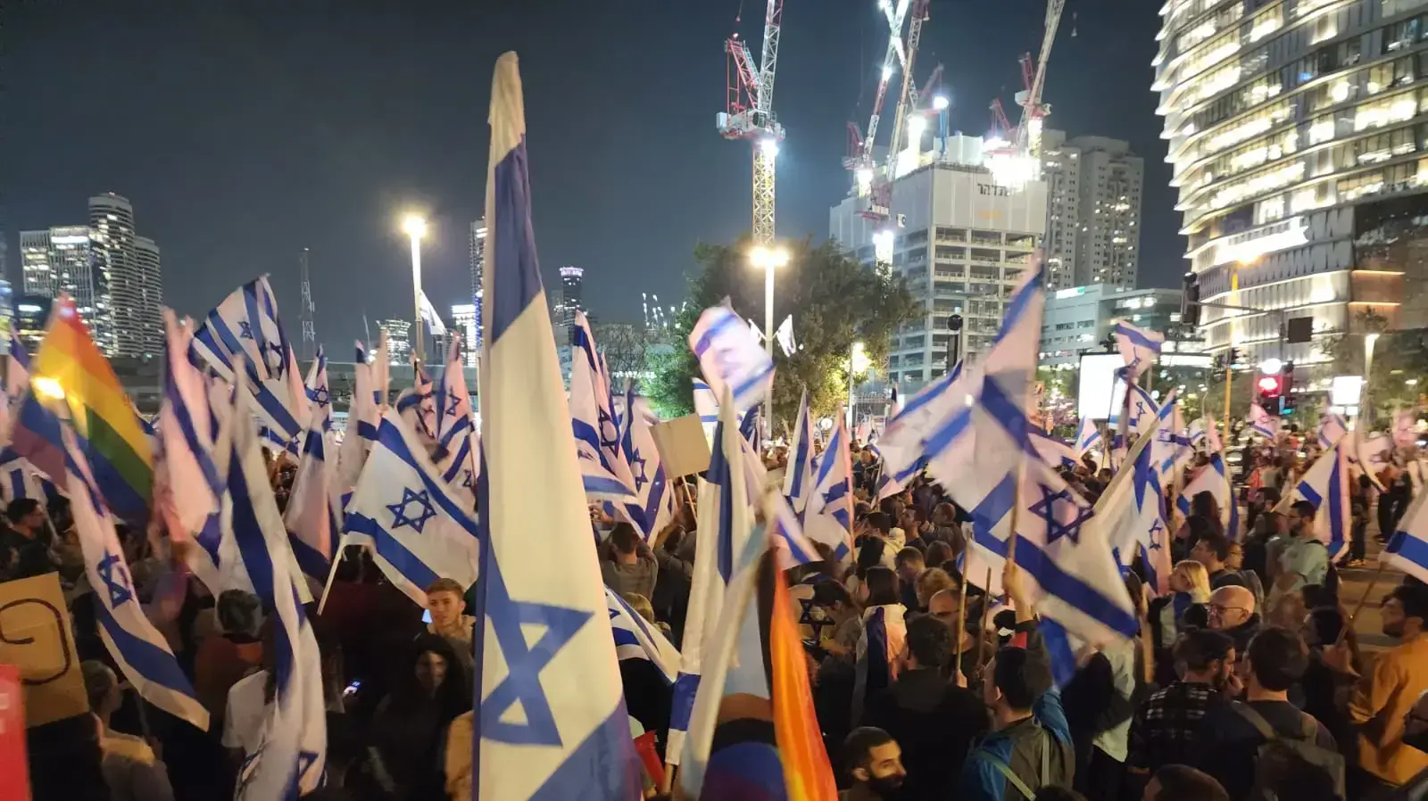 הפגנה נגד המהפכה המשפטית, קפלן, תל אביב, 27 במרץ 2023 הפגנה נגד המהפכה המשפטית, קפלן, תל אביב, 27 במרץ 2023