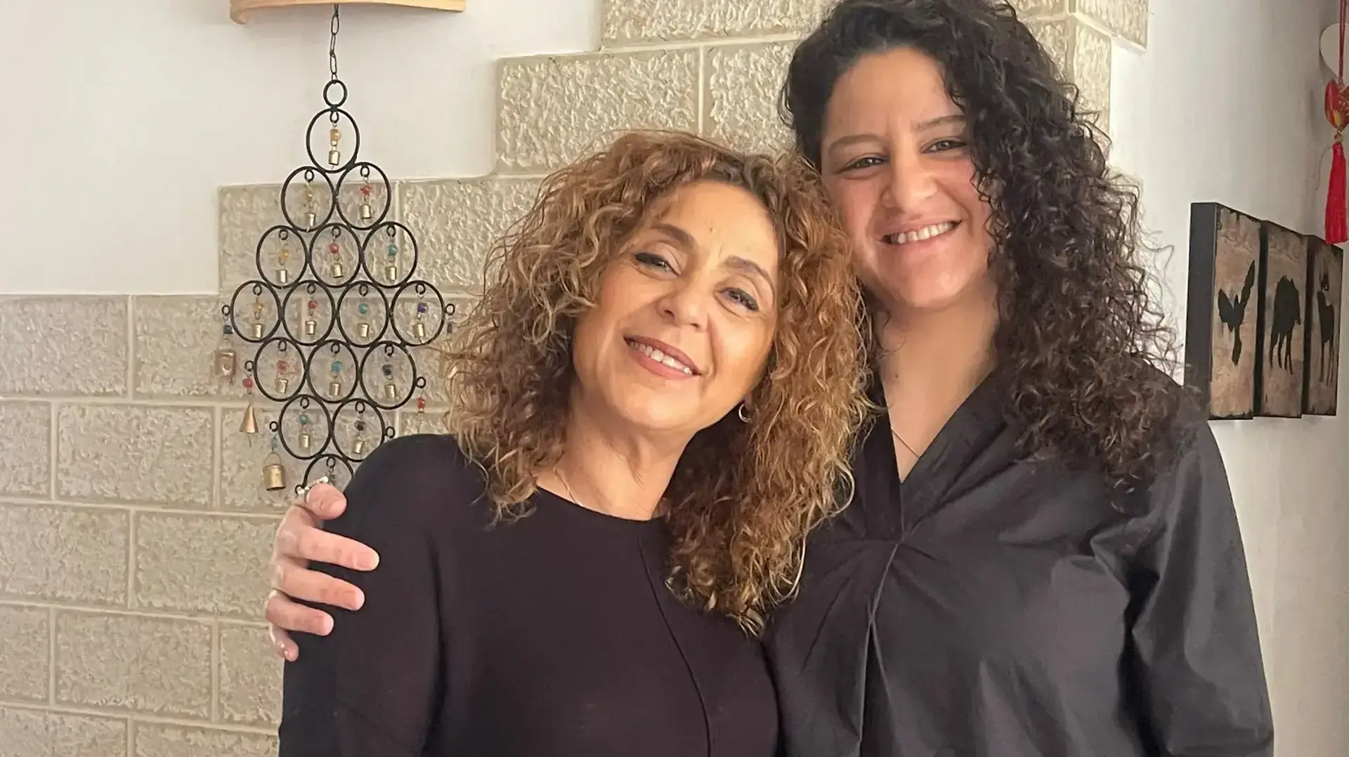 פידא כיואן, שוחררה מכלא אבו דאבי, עם אמה,חיפה, 27 במרץ 2023 פידא כיואן, שוחררה מכלא אבו דאבי, עם אמה,חיפה, 27 במרץ 2023