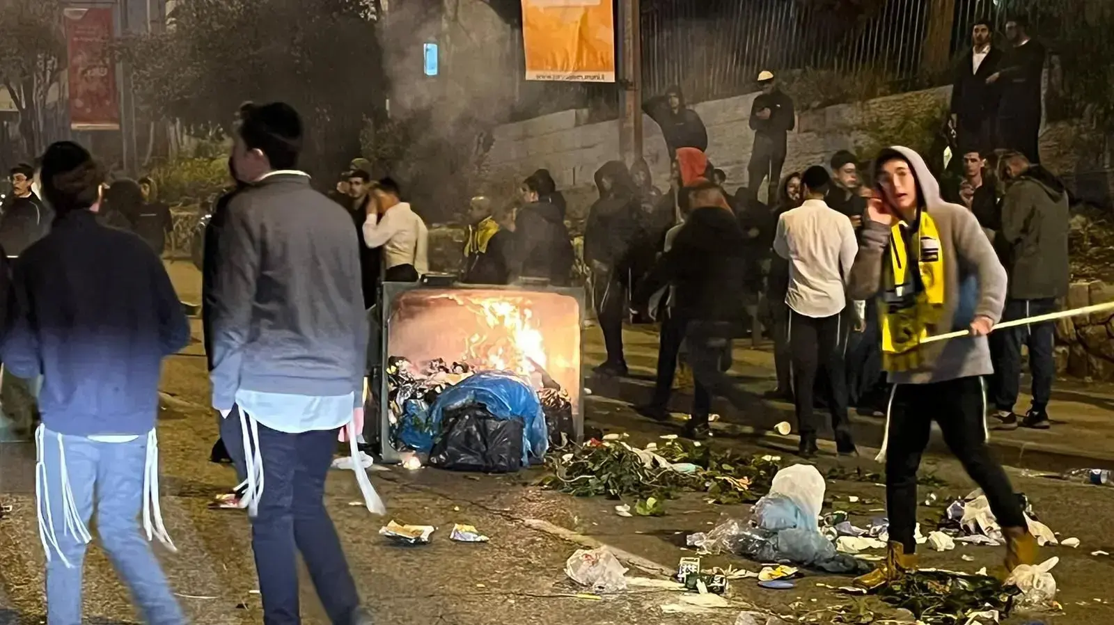 מפגינים הבעירו פח ברחוב בן צבי בירושלים, 27 במרץ 2023 מפגינים הבעירו פח ברחוב בן צבי בירושלים, 27 במרץ 2023