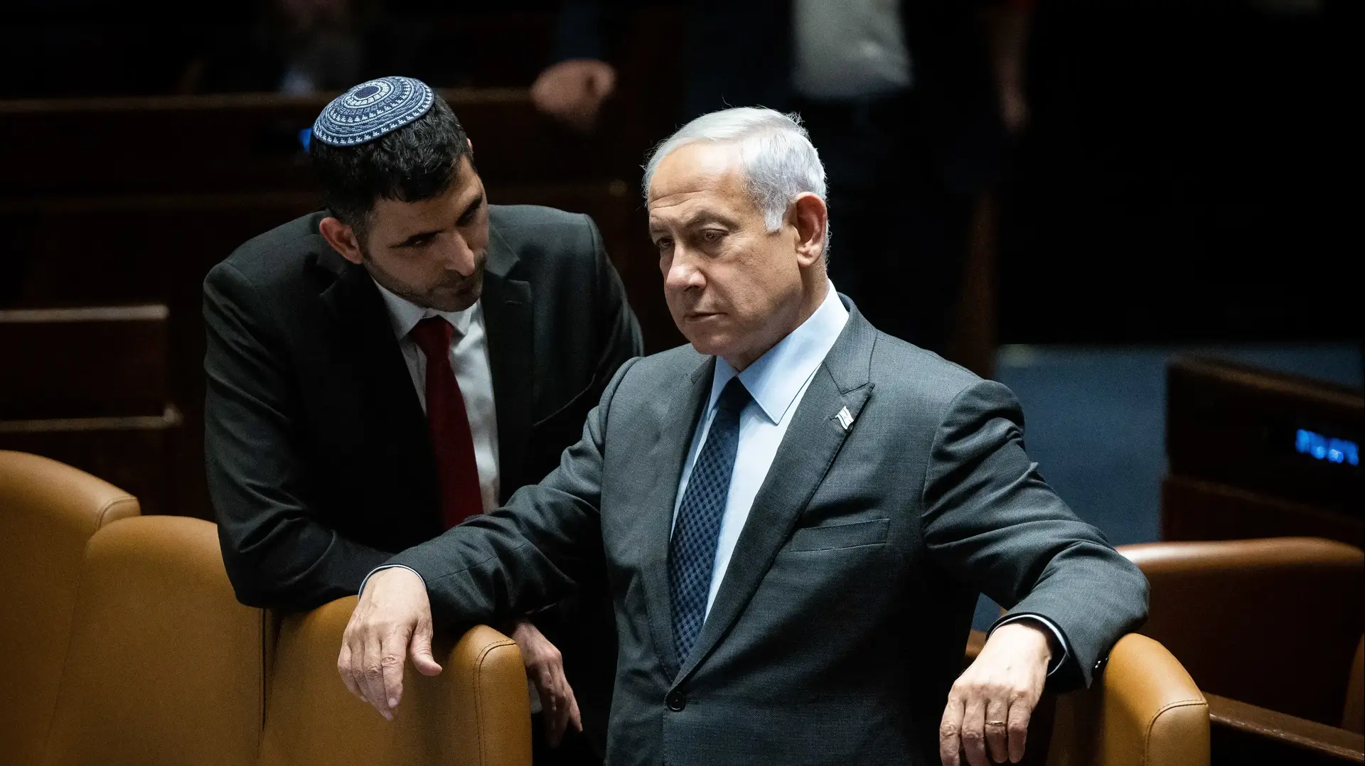 ראש הממשלה בנימין נתניהו ושר התקשורת שלמה קרעי במליאת הכנסת, 27 במרץ 2023 ראש הממשלה בנימין נתניהו ושר התקשורת שלמה קרעי במליאת הכנסת, 27 במרץ 2023