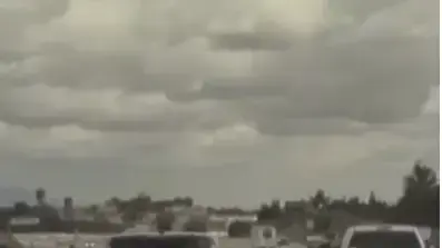 מכונית התהפכה באוויר לאחר שצמיג של כלי רכב סמוך פגע בה מכונית התהפכה באוויר לאחר שצמיג של כלי רכב סמוך פגע בה