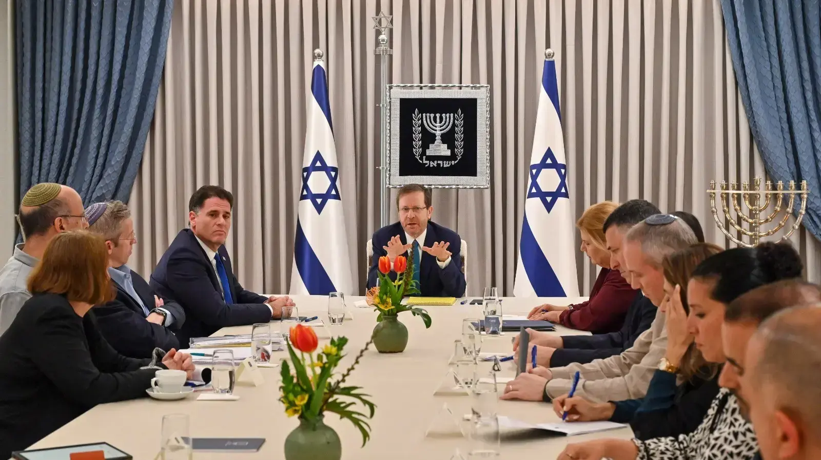 שיחות הדברות בנושא הרפורמה המשפטית בין קואליציה לאופוזיציה בבית הנשיא 28 במרץ 2023 שיחות הדברות בנושא הרפורמה המשפטית בין קואליציה לאופוזיציה בבית הנשיא 28 במרץ 2023