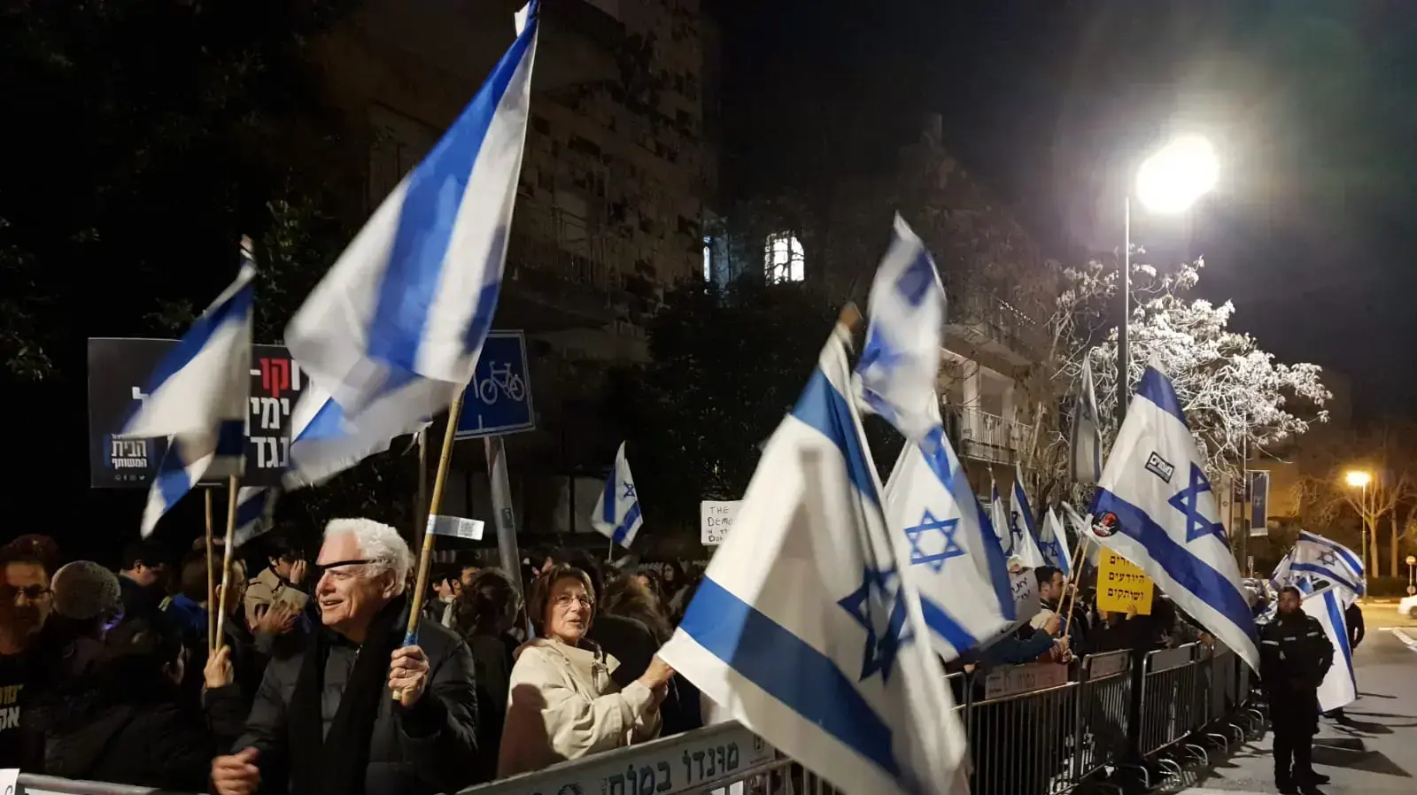 הפגנות מחוץ ל שיחות ההדברות בנושא הרפורמה המשפטית בין קואליציה לאופוזיציה בבית הנשיא 28 במרץ 2023 הפגנות מחוץ ל שיחות ההדברות בנושא הרפורמה המשפטית בין קואליציה לאופוזיציה בבית הנשיא 28 במרץ 2023