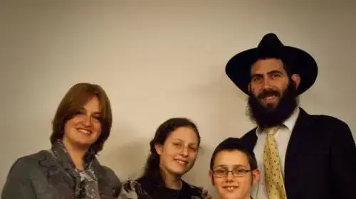 הרב מנדל הנדל, שליח חב"ד לאתונה יחד עם משפחתו הרב מנדל הנדל, שליח חב"ד לאתונה יחד עם משפחתו