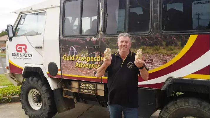 מחפש זהב חובבני מצא גוש זהב עצום ששווה 240 אלף דולר במדינת ויקטוריה באוסטרליה. דארן קמפ, בעלים של חנות לציוד מחפשי זהב
מחפש זהב חובבני מצא גוש זהב עצום ששווה 240 אלף דולר במדינת ויקטוריה באוסטרליה. דארן קמפ, בעלים של חנות לציוד מחפשי זהב
