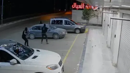 תיעוד בו נראים רעולי פנים תוקפים מכונית של משפחה פלסטינית בחווארה, 6 במרץ 2023 תיעוד בו נראים רעולי פנים תוקפים מכונית של משפחה פלסטינית בחווארה, 6 במרץ 2023