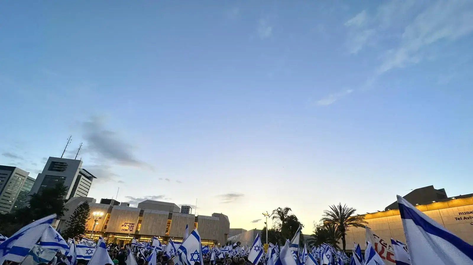 הפגנת תומכי המהפכה המשפטית, מוזיאון תל אביב. 30 במרץ 2023 הפגנת תומכי המהפכה המשפטית, מוזיאון תל אביב. 30 במרץ 2023