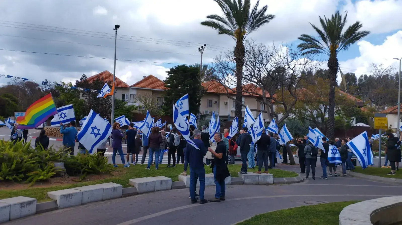 מפגינים נגד המהפכה משפטית מחוץ לביתו של דני דנון ברעננה, 31 במרץ 2023 מפגינים נגד המהפכה משפטית מחוץ לביתו של דני דנון ברעננה, 31 במרץ 2023