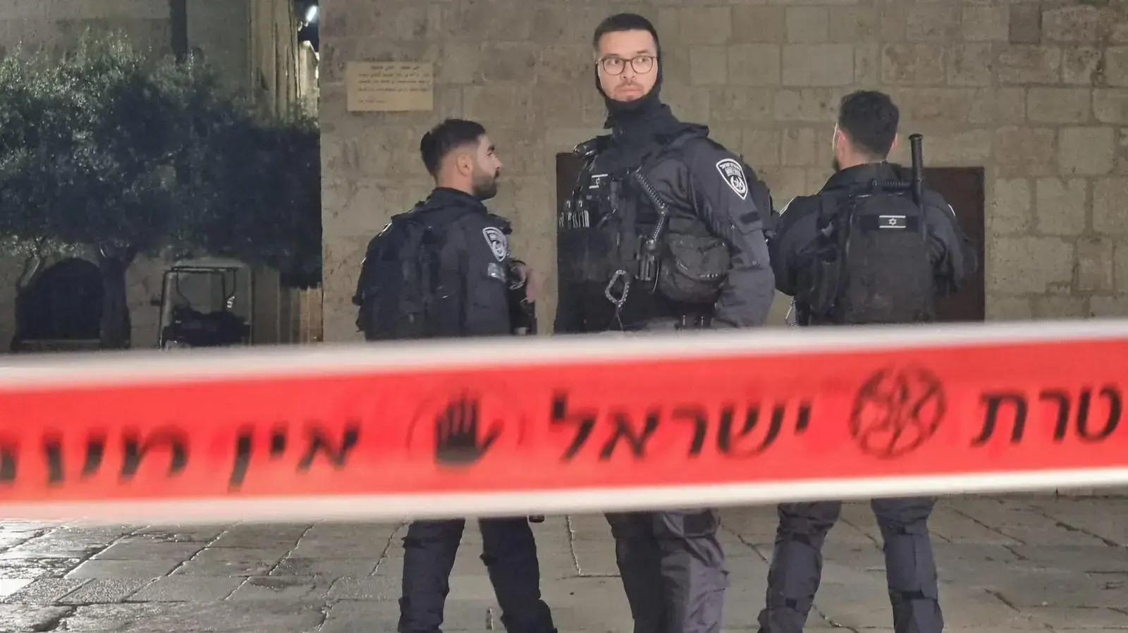 מחבל ניסה לחטוף נשק מלוחם מג"ב ונורה למוות בירושלים מחבל ניסה לחטוף נשק מלוחם מג"ב ונורה למוות בירושלים