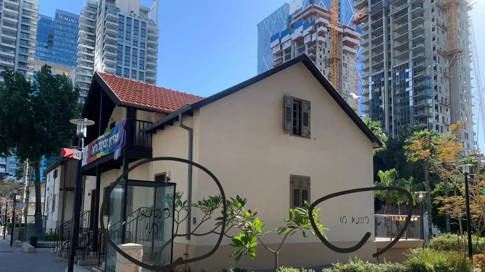כתובות כהנא חי רוססו על קירות מרכז גאה במרכז שרונה בתל אביב, 1 באפריל 23