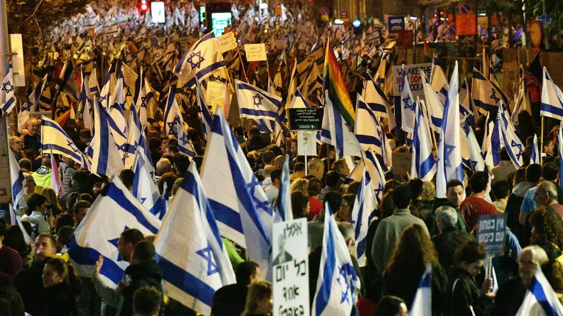 על רקע ההדברות, השבוע ה-13 להפגנות נגד המהפכה המשפטית בצומת קפלן, תל אביב 01 באפריל 2023 על רקע ההדברות, השבוע ה-13 להפגנות נגד המהפכה המשפטית בצומת קפלן, תל אביב 01 באפריל 2023