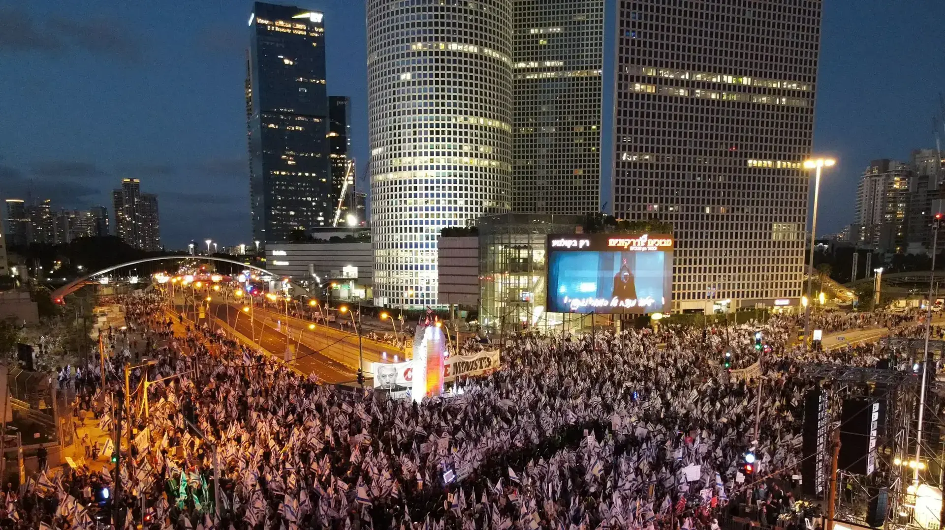 על רקע ההדברות, השבוע ה-13 להפגנות נגד המהפכה המשפטית בצומת קפלן, תל אביב 01 באפריל 2023 על רקע ההדברות, השבוע ה-13 להפגנות נגד המהפכה המשפטית בצומת קפלן, תל אביב 01 באפריל 2023