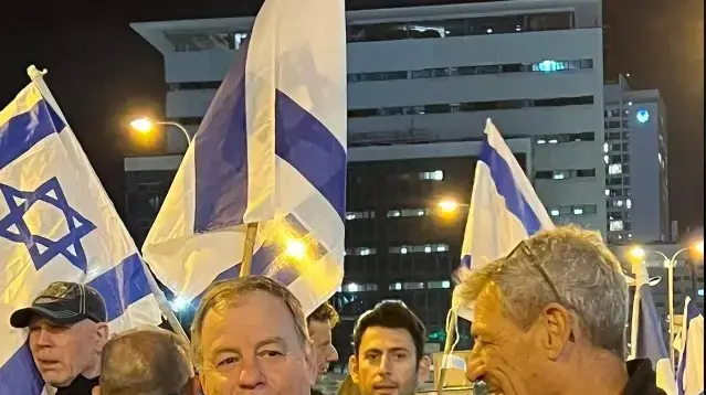 בהפגנה בקפלן- מנכ"ל משרד רה"מ וראש הסגל של נתניהו לשעבר יואב הורוביץ בהפגנה בקפלן- מנכ"ל משרד רה"מ וראש הסגל של נתניהו לשעבר יואב הורוביץ