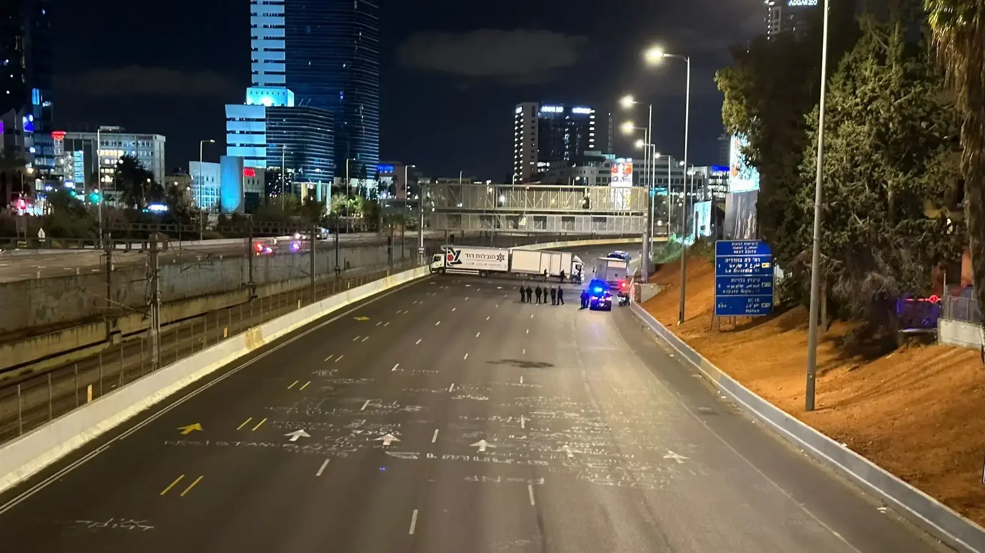 משטרה חוסמת את איילון- על רקע ההדברות, השבוע ה-13 להפגנות נגד המהפכה המשפטית בצומת קפלן, תל אביב 01 באפריל 2023 משטרה חוסמת את איילון- על רקע ההדברות, השבוע ה-13 להפגנות נגד המהפכה המשפטית בצומת קפלן, תל אביב 01 באפריל 2023