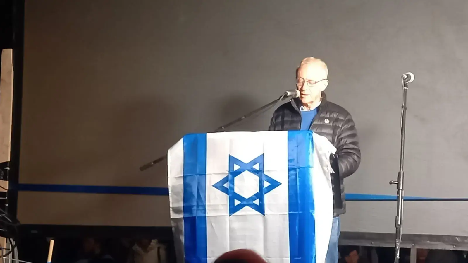הסופר דויד גרוסמן נואם בהפגנה נגד המהפכה המשפטית בסמוך לבית הנשיא בירושלים, 1 באפריל 2023 הסופר דויד גרוסמן נואם בהפגנה נגד המהפכה המשפטית בסמוך לבית הנשיא בירושלים, 1 באפריל 2023