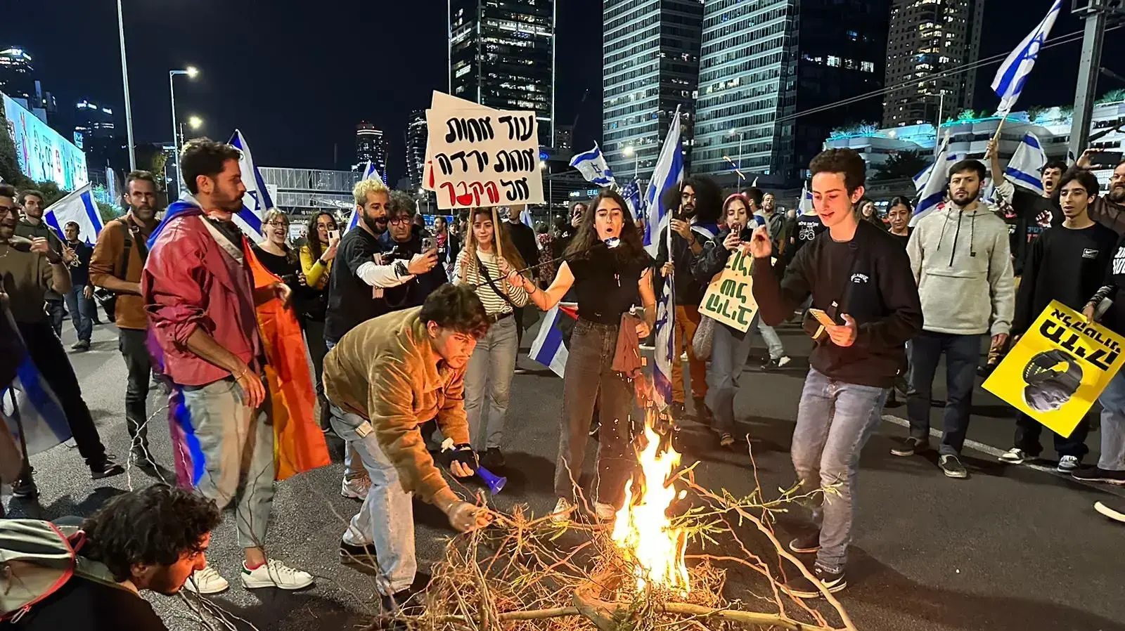 על רקע ההדברות, השבוע ה-13 להפגנות נגד המהפכה המשפטית בצומת קפלן, תל אביב 01 באפריל 2023 על רקע ההדברות, השבוע ה-13 להפגנות נגד המהפכה המשפטית בצומת קפלן, תל אביב 01 באפריל 2023