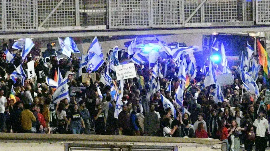 על רקע ההדברות, השבוע ה-13 להפגנות נגד המהפכה המשפטית בצומת קפלן, תל אביב 01 באפריל 2023 על רקע ההדברות, השבוע ה-13 להפגנות נגד המהפכה המשפטית בצומת קפלן, תל אביב 01 באפריל 2023