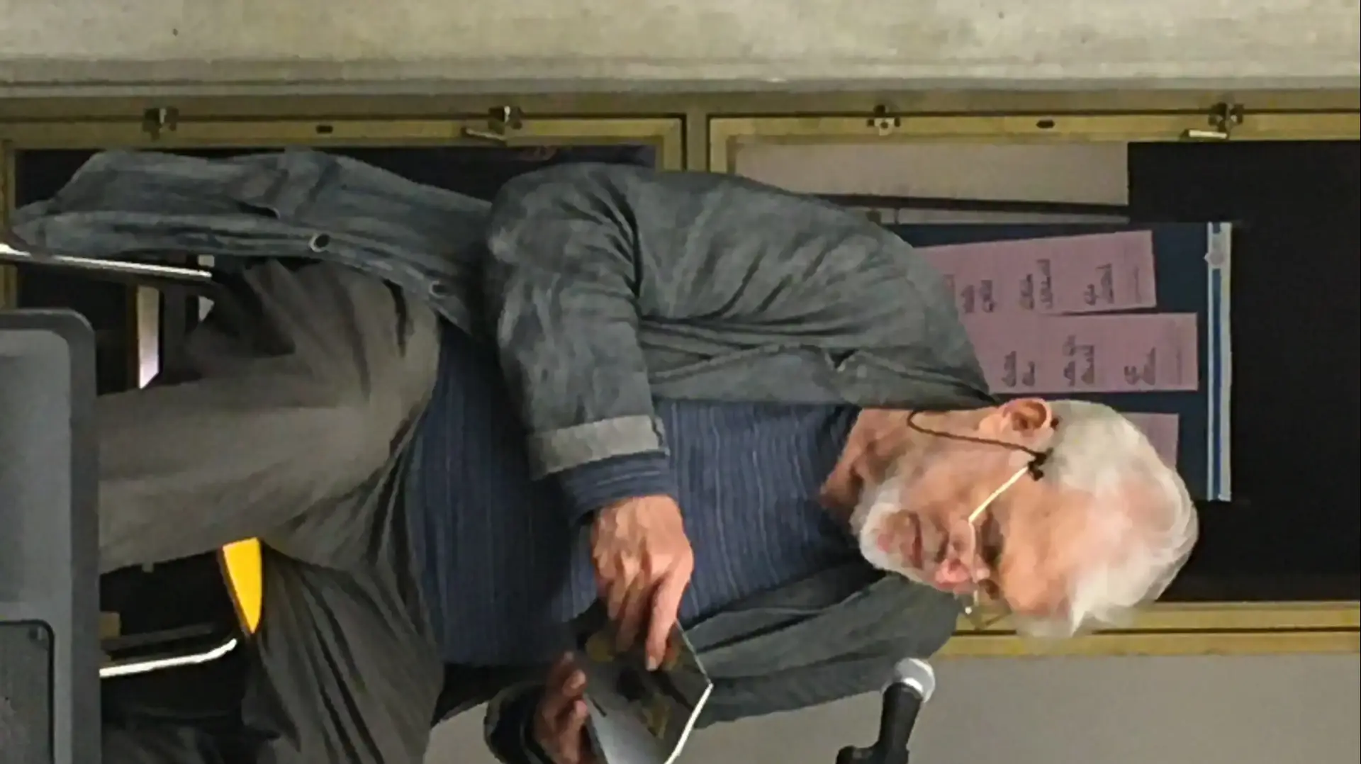 מאיר ויזלטיר בספריית בית אריאלה בתל אביב, נובמבר 2021 מאיר ויזלטיר בספריית בית אריאלה בתל אביב, נובמבר 2021