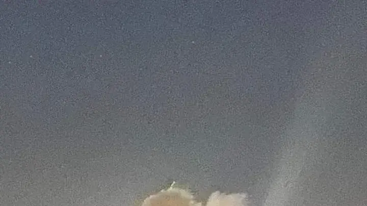 עשן מיתמר מאזור שהותקף, לפי הדיווחים בידי ישראל, באזור חומס, סוריה, 2 באפריל 2023