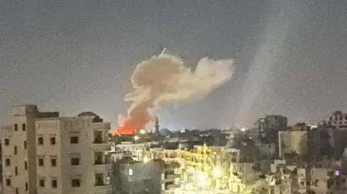 עשן מיתמר מאזור שהותקף, לפי הדיווחים בידי ישראל, באזור חומס, סוריה, 2 באפריל 2023 עשן מיתמר מאזור שהותקף, לפי הדיווחים בידי ישראל, באזור חומס, סוריה, 2 באפריל 2023