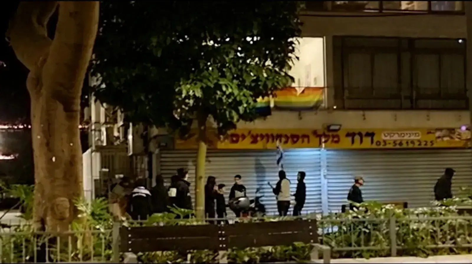 תושב שדרות יהודית שמפגינים תומכי המהפכה ניפצו את חלונו בגלל שתלה דגל גאווה 02 באפריל 2023
