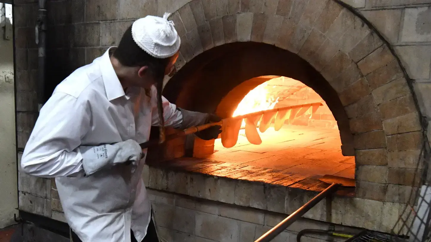 אפית מצה שמורה, כפר חבד לקראת חג פסח אפית מצה שמורה, כפר חבד לקראת חג פסח
