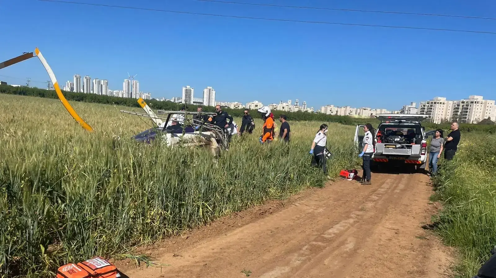 מסוק התרסק בשטח פתוח באזור נתניה; בן 50 נפצע קשה 04 באפריל 2023 מסוק התרסק בשטח פתוח באזור נתניה; בן 50 נפצע קשה 04 באפריל 2023