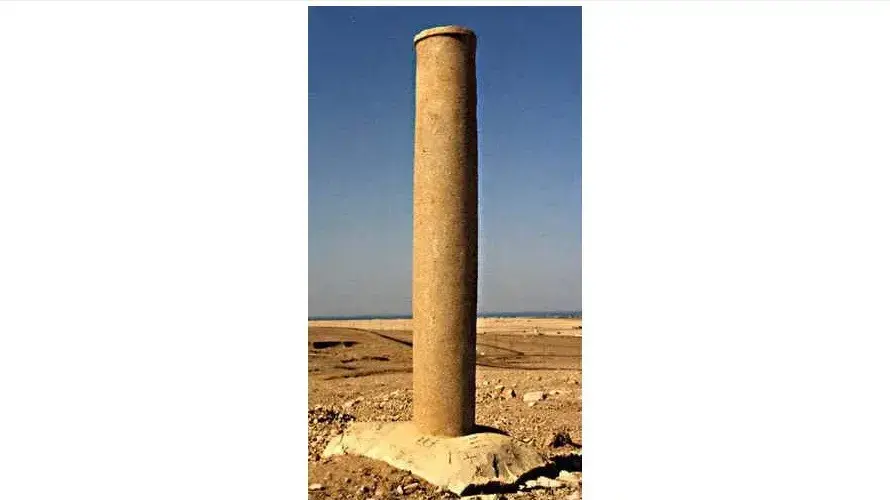 עמוד הגרניט שנמצא בנואיבה עמוד הגרניט שנמצא בנואיבה