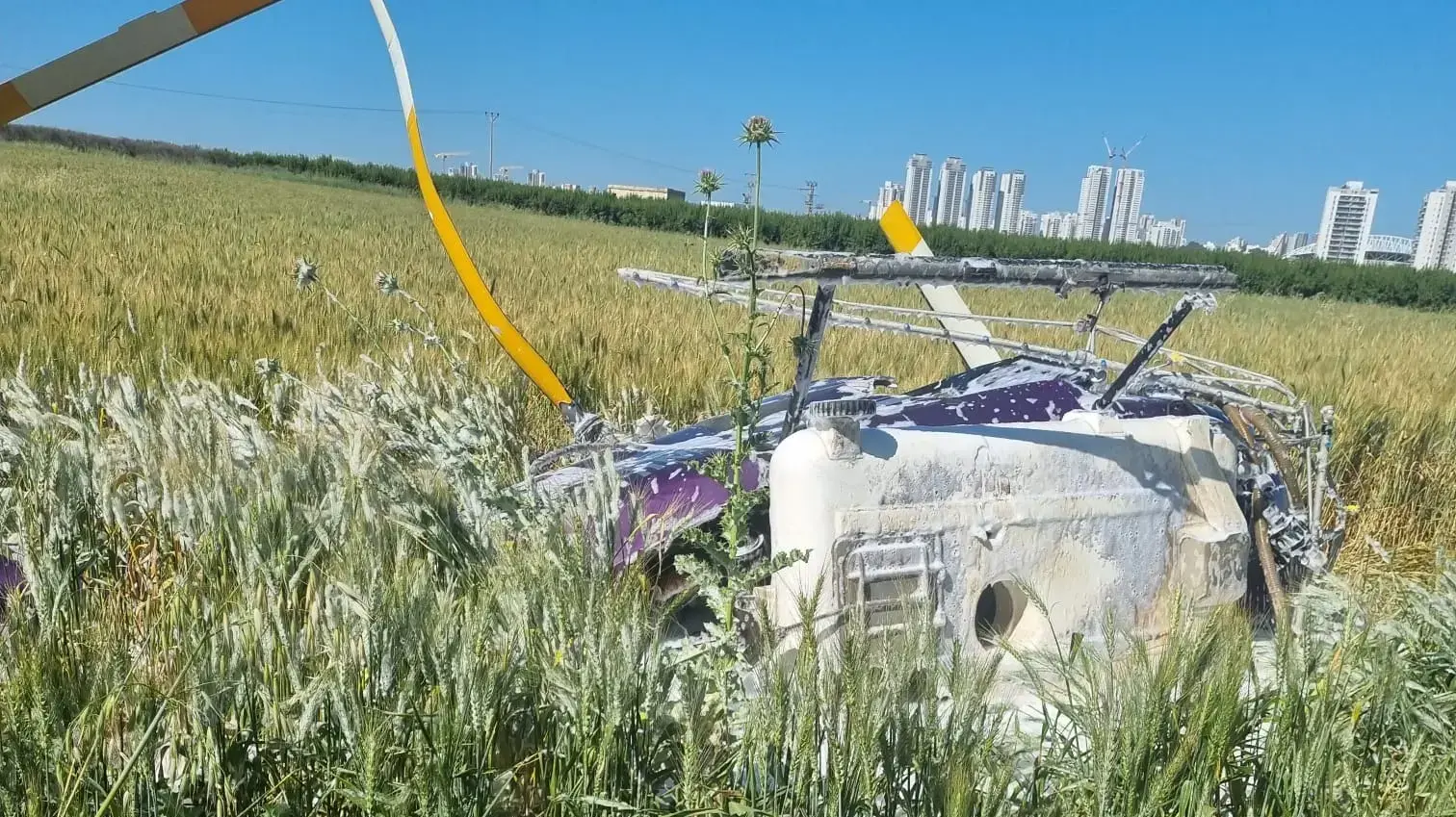 מסוק התרסק בשטח פתוח באזור נתניה; בן 50 נפצע קשה 04 באפריל 2023 מסוק התרסק בשטח פתוח באזור נתניה; בן 50 נפצע קשה 04 באפריל 2023