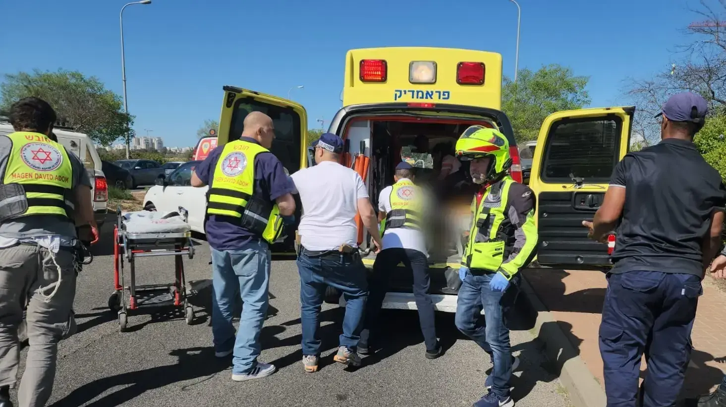 חשד לפיגוע: 2 פצועים מדקירות בצומת צריפין, הדוקר נורה 04 באפריל 2023