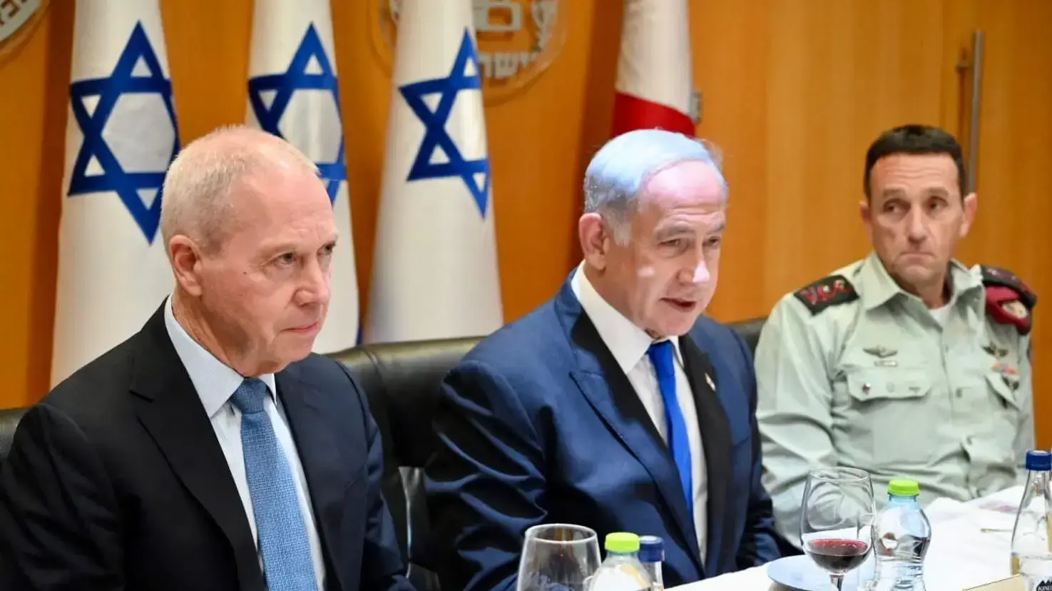 ראש הממשלה בנימין נתניהו, הרמטכ"ל הרצי הלוי, שר הביטחון יואב גלנט בהרמת כוסית לרגל חג הפסח בפורום מטכ"ל, 4 באפריל 2023 ראש הממשלה בנימין נתניהו, הרמטכ"ל הרצי הלוי, שר הביטחון יואב גלנט בהרמת כוסית לרגל חג הפסח בפורום מטכ"ל, 4 באפריל 2023