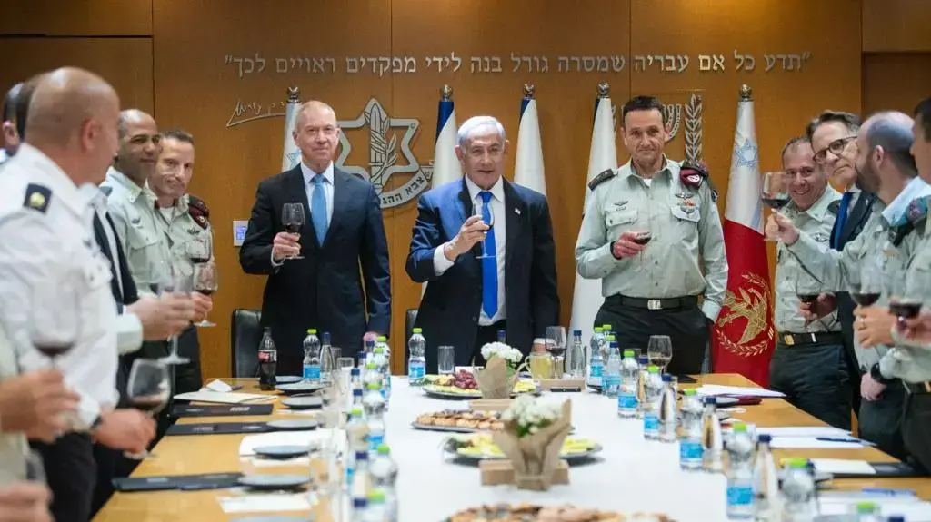 ראש הממשלה בנימין נתניהו, הרמטכ"ל הרצי הלוי, שר הביטחון יואב גלנט בהרמת כוסית לרגל חג הפסח בפורום מטכ"ל, 4 באפריל 2023 ראש הממשלה בנימין נתניהו, הרמטכ"ל הרצי הלוי, שר הביטחון יואב גלנט בהרמת כוסית לרגל חג הפסח בפורום מטכ"ל, 4 באפריל 2023