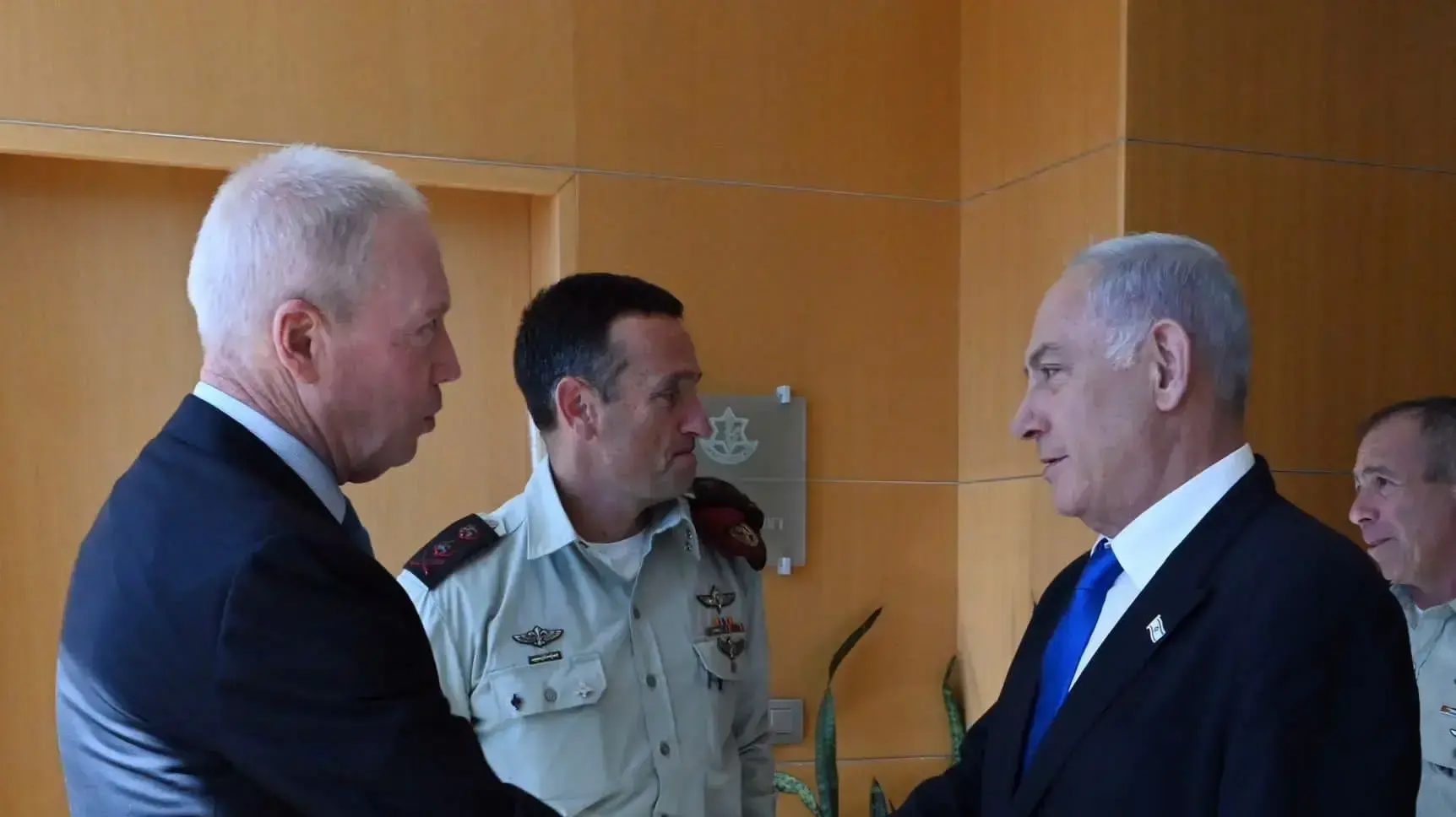 ראש הממשלה בנימין נתניהו, הרמטכ"ל הרצי הלוי, שר הביטחון יואב גלנט בהרמת כוסית לרגל חג הפסח בפורום מטכ"ל, 4 באפריל 2023