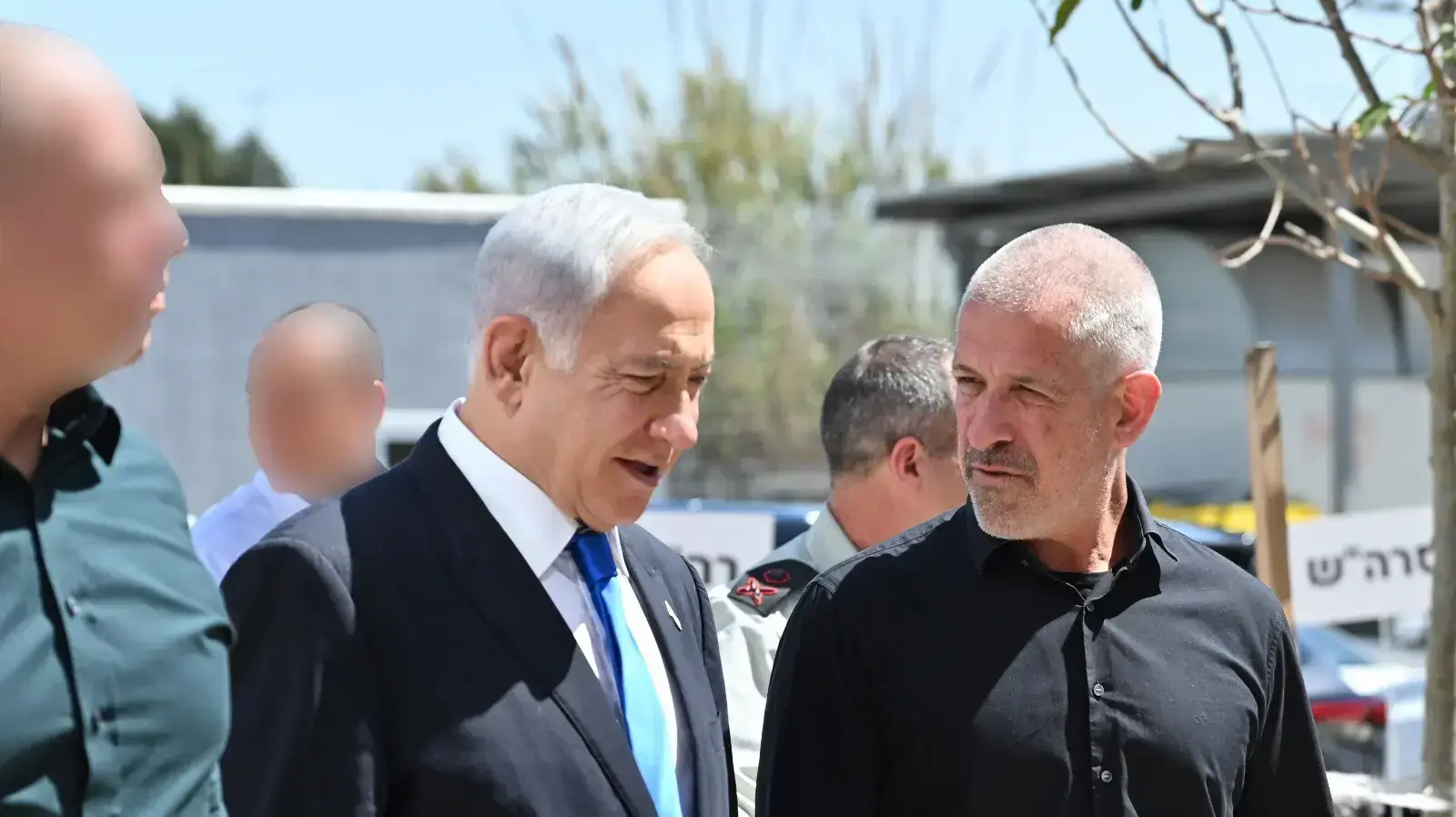 ראש הממשלה בנימין נתניהו  עם ראש השב"כ רונן בר בהרמת כוסית לרגל חג הפסח בשירות הביטחון הכללי, 4 באפריל 2023