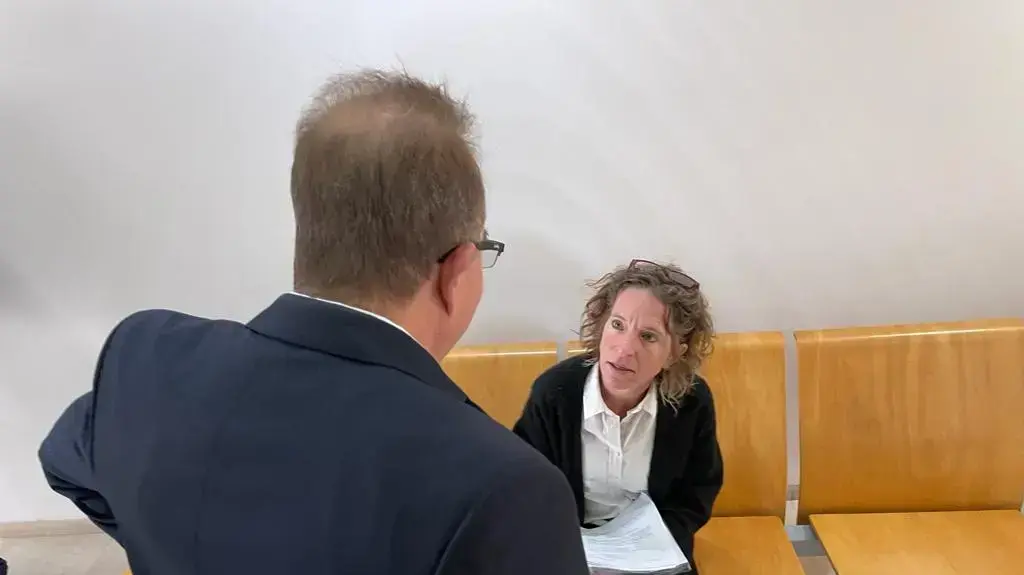 פרקליט בכיר עתר לבית המשפט כדי שיותר לו להפגין נגד המהפכה המשפטית. הפרקליט ועו"ד אילה הוניגמן המייצגת אותו. בית הדין האזורי לעבודה בחיפה. 4 באפריל 2023 פרקליט בכיר עתר לבית המשפט כדי שיותר לו להפגין נגד המהפכה המשפטית. הפרקליט ועו"ד אילה הוניגמן המייצגת אותו. בית הדין האזורי לעבודה בחיפה. 4 באפריל 2023