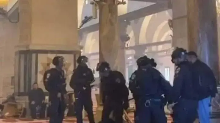 עימותים בין המשטרה למתפללים במסגד אל אקצא בהר הבית, 5 באפריל 2023 עימותים בין המשטרה למתפללים במסגד אל אקצא בהר הבית, 5 באפריל 2023