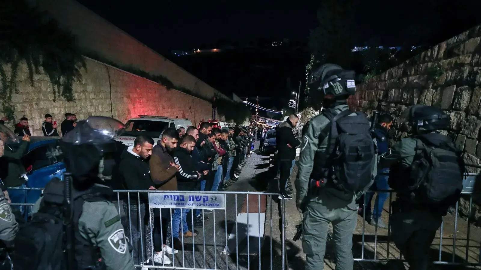 שוטרים עם עצורים שהתפרעו בהר הבית, 5 באפריל 2023 שוטרים עם עצורים שהתפרעו בהר הבית, 5 באפריל 2023