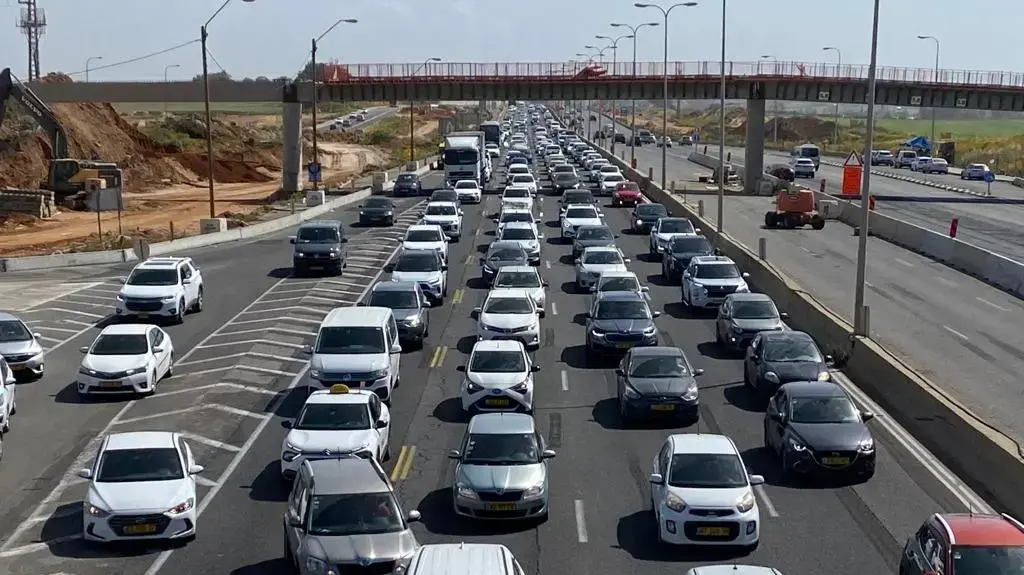 עומסים לפני ליל הסדר בכביש החוף בנתניה, 5 באפריל 2023 עומסים לפני ליל הסדר בכביש החוף בנתניה, 5 באפריל 2023