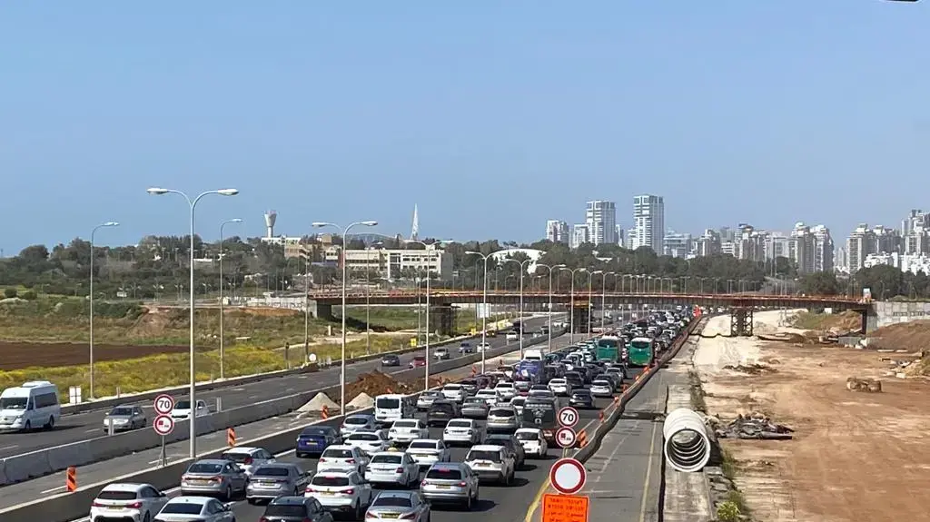 עומסים לפני ליל הסדר בכביש החוף בנתניה, 5 באפריל 2023 עומסים לפני ליל הסדר בכביש החוף בנתניה, 5 באפריל 2023