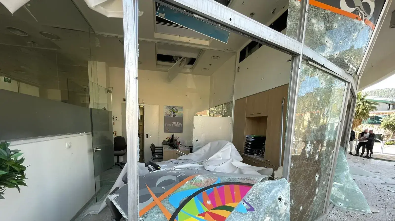 תחנת דלק נפעה מטילים ששוגרו לגליל המערבי מלבנון. 6 באפריל 2023 תחנת דלק נפעה מטילים ששוגרו לגליל המערבי מלבנון. 6 באפריל 2023