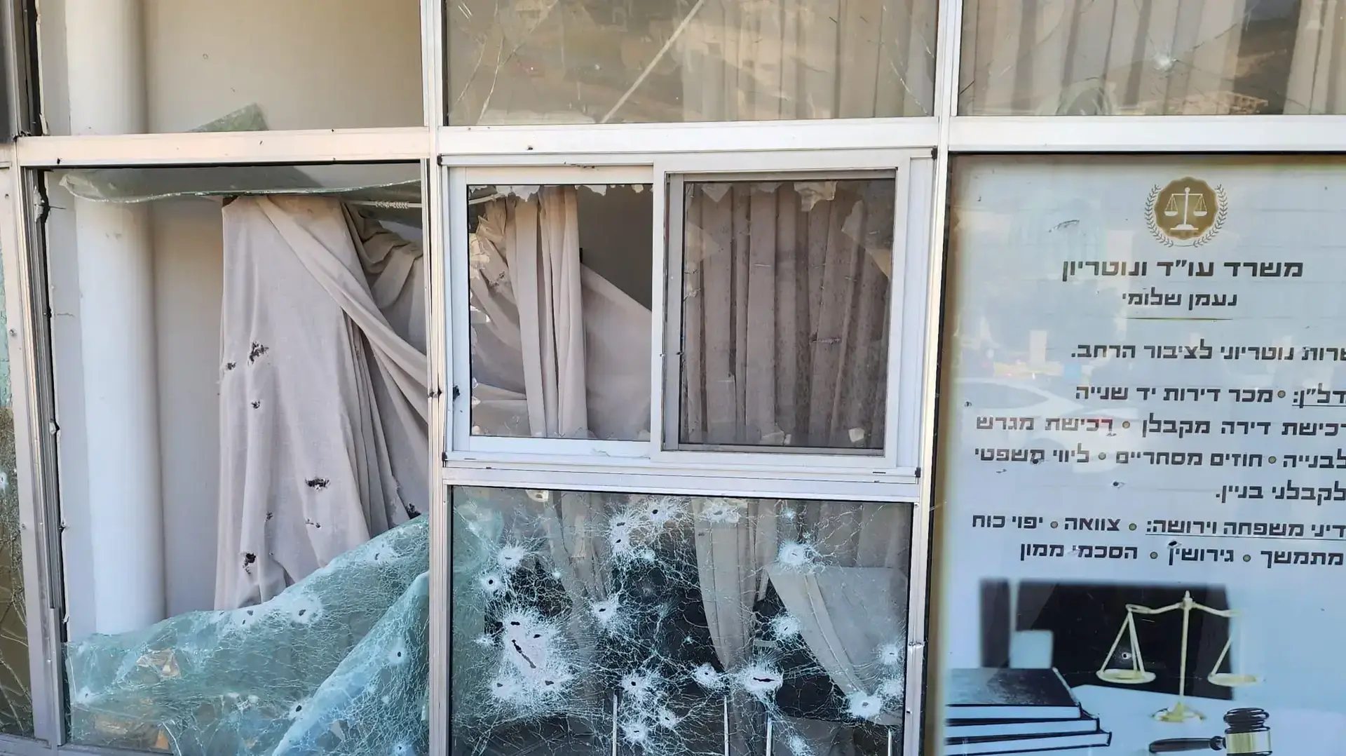 משרד עו"ד שנפגע מטילים ששוגרו לגליל המערבי מלבנון. 6 באפריל 2023 משרד עו"ד שנפגע מטילים ששוגרו לגליל המערבי מלבנון. 6 באפריל 2023