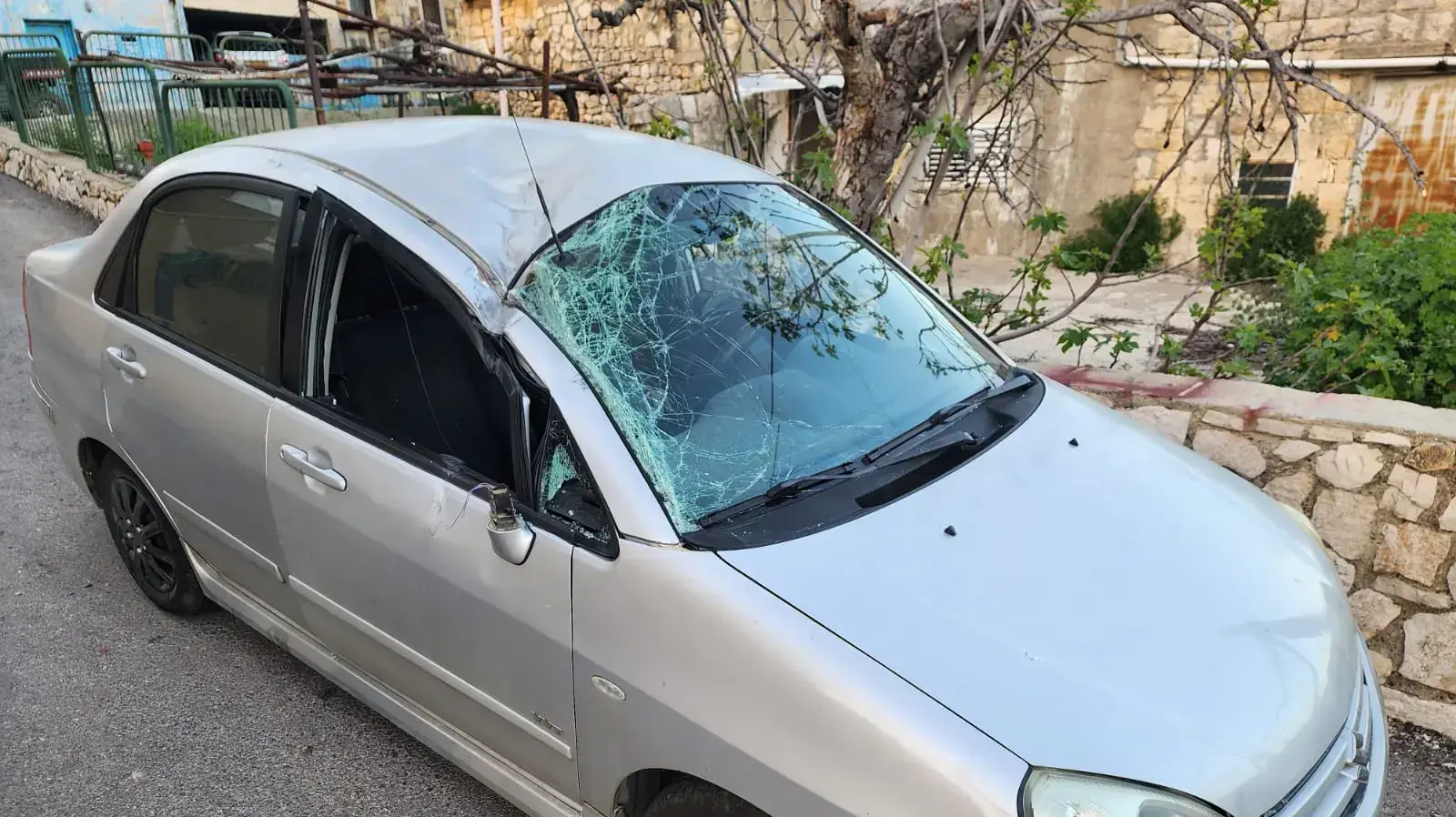 עשרות טילים שוגרו לגליל המערבי מלבנון, רסיס פגע ברכב. 6 באפריל 2023 עשרות טילים שוגרו לגליל המערבי מלבנון, רסיס פגע ברכב. 6 באפריל 2023