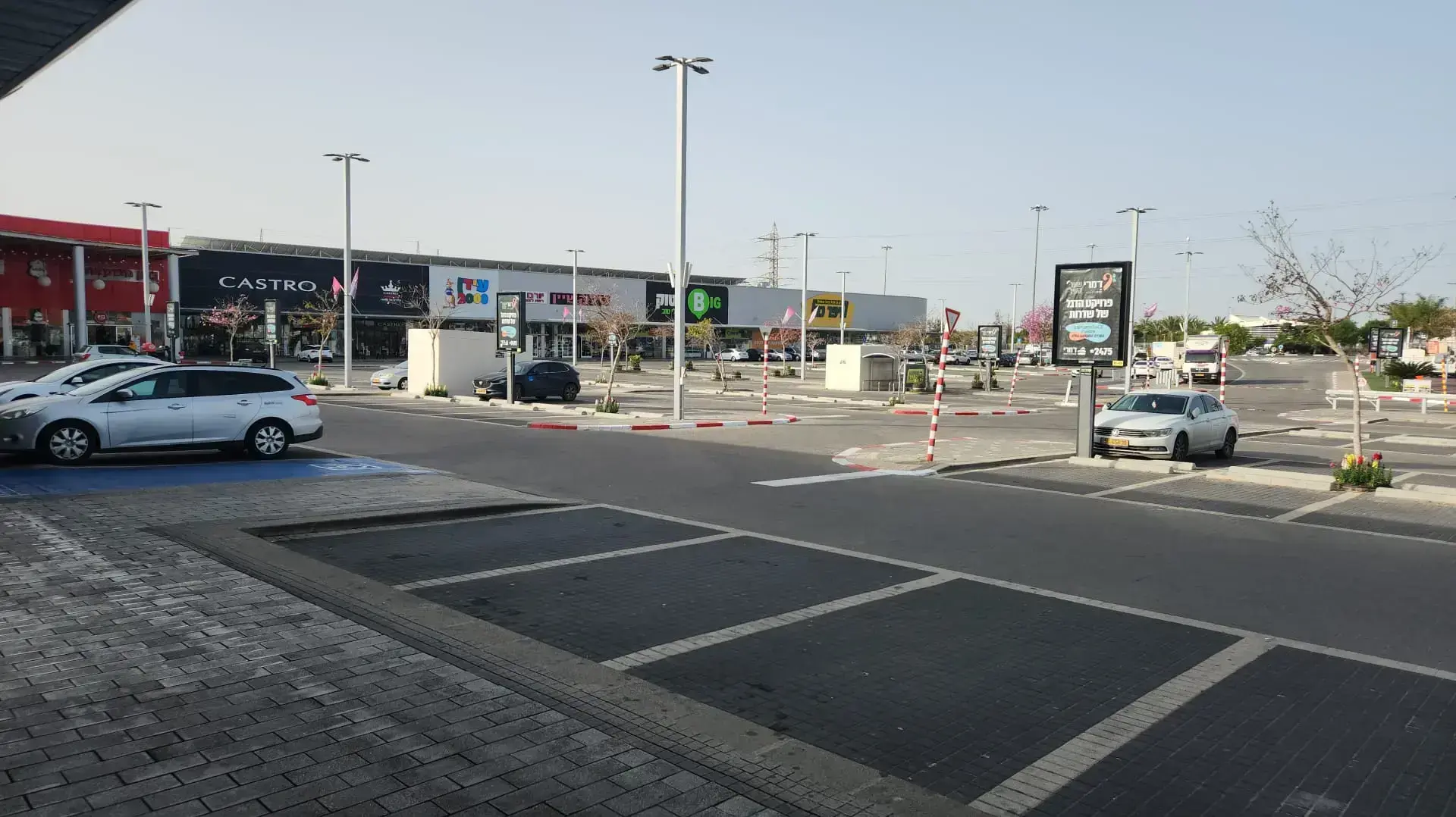 המרכז המסחרי לאחר ליל תקיפות ושיגורים, שדרות, 7 באפריל 2023 המרכז המסחרי לאחר ליל תקיפות ושיגורים, שדרות, 7 באפריל 2023