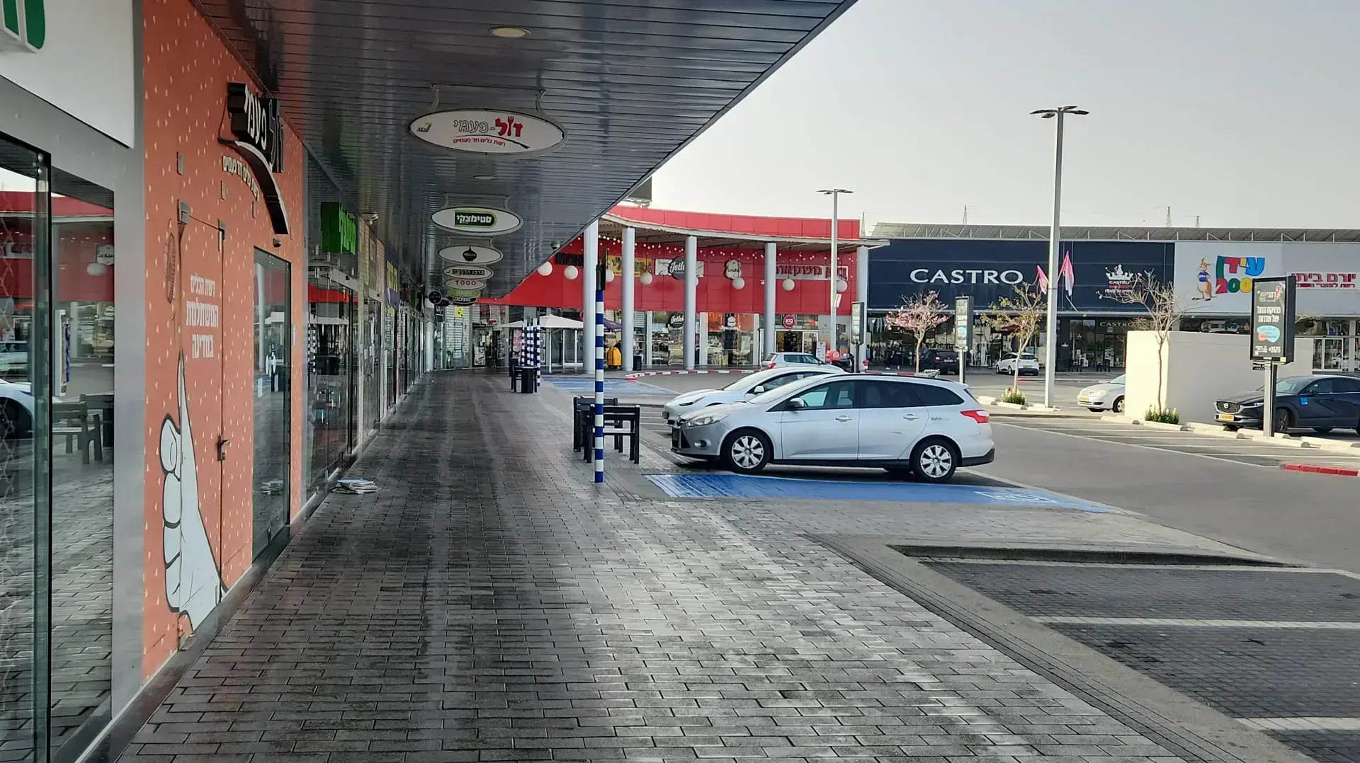 המרכז המסחרי לאחר ליל תקיפות ושיגורים, שדרות, 7 באפריל 2023 המרכז המסחרי לאחר ליל תקיפות ושיגורים, שדרות, 7 באפריל 2023